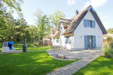 Ferienhaus mit eingezäuntem Garten für 4 Gäste mit Hund in Glowe auf Rügen.