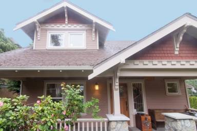 House Brentwood Bay