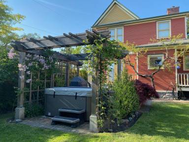 Farmhouse Brentwood Bay