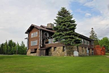 Lodge Moose River