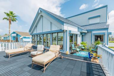 House  Tiki Island