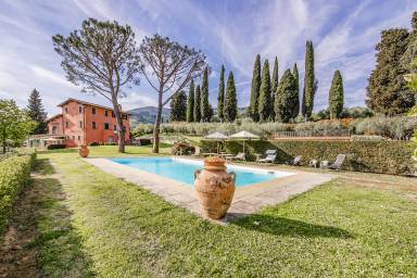Ferienhaus mit Pool für 5 Gäste mit Hund in Capannori, Toskana. Eingezäunte Rasenfläche